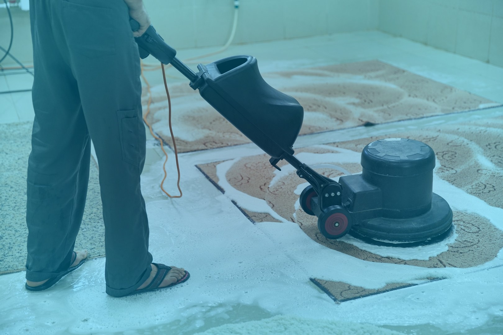 carpet-chemical-cleaning-with-professionally-disk-machine-early-spring-cleaning-regular-clean-up_wynik 2